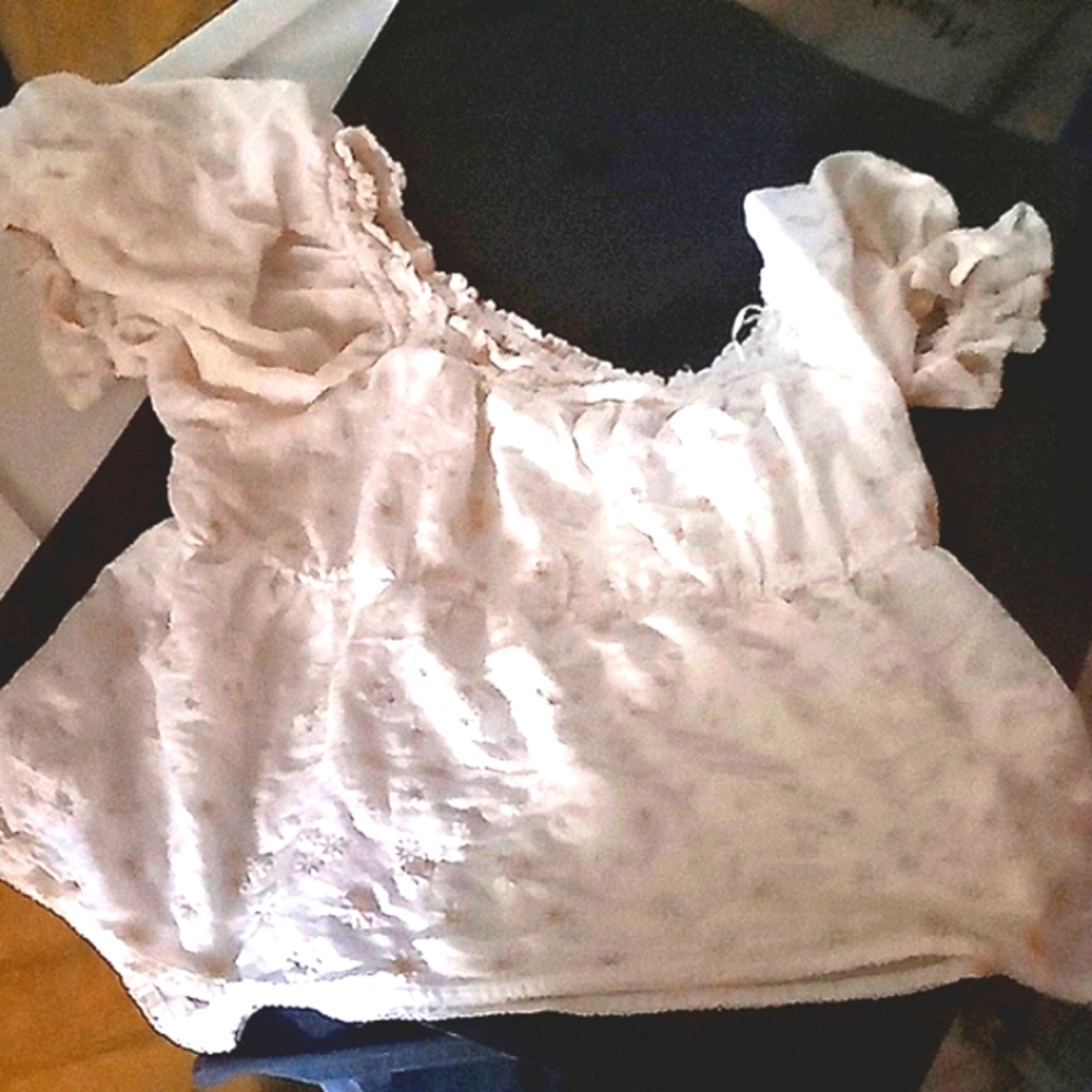 Old Navy smocked eyelet lace cropped peasant blouse